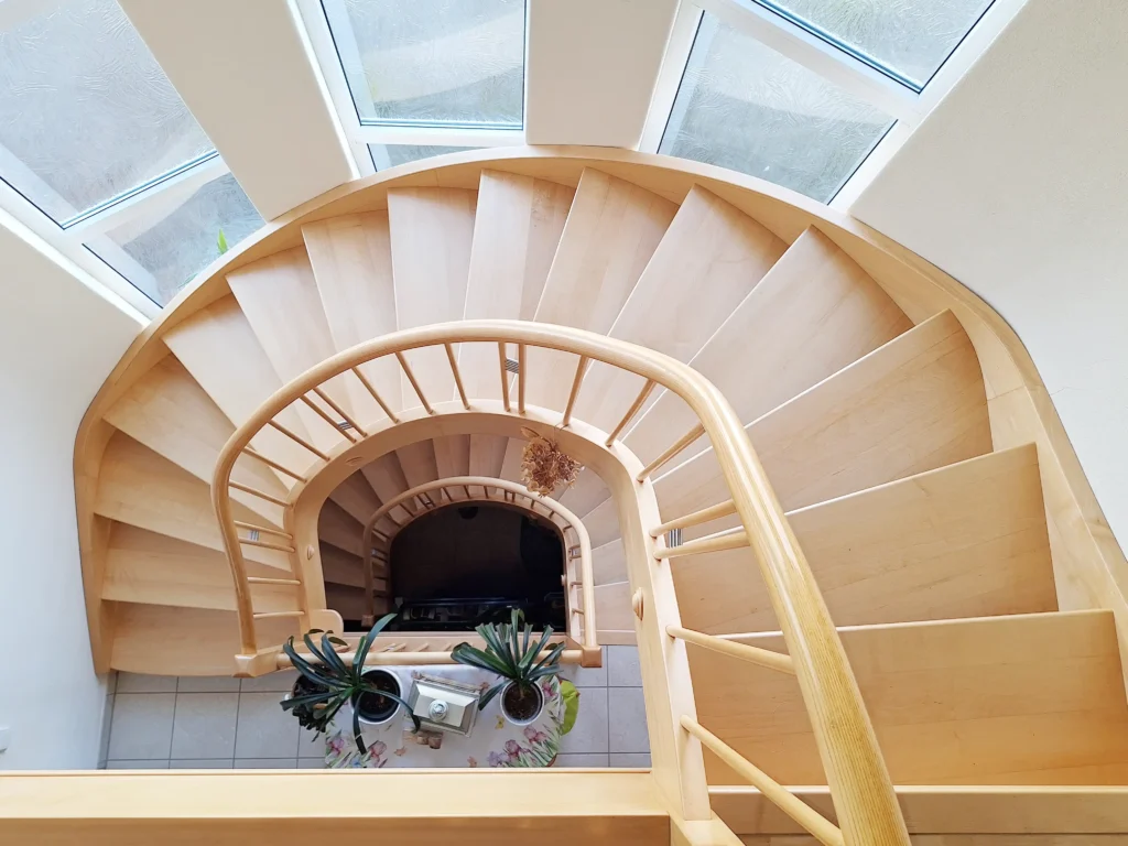 Eingestemmte Treppe, geschwungen