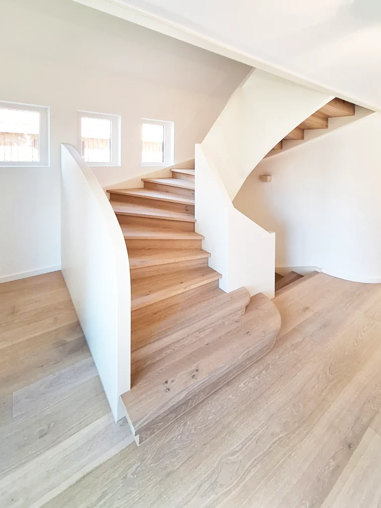 Geschwungene, eingestemmte Treppe