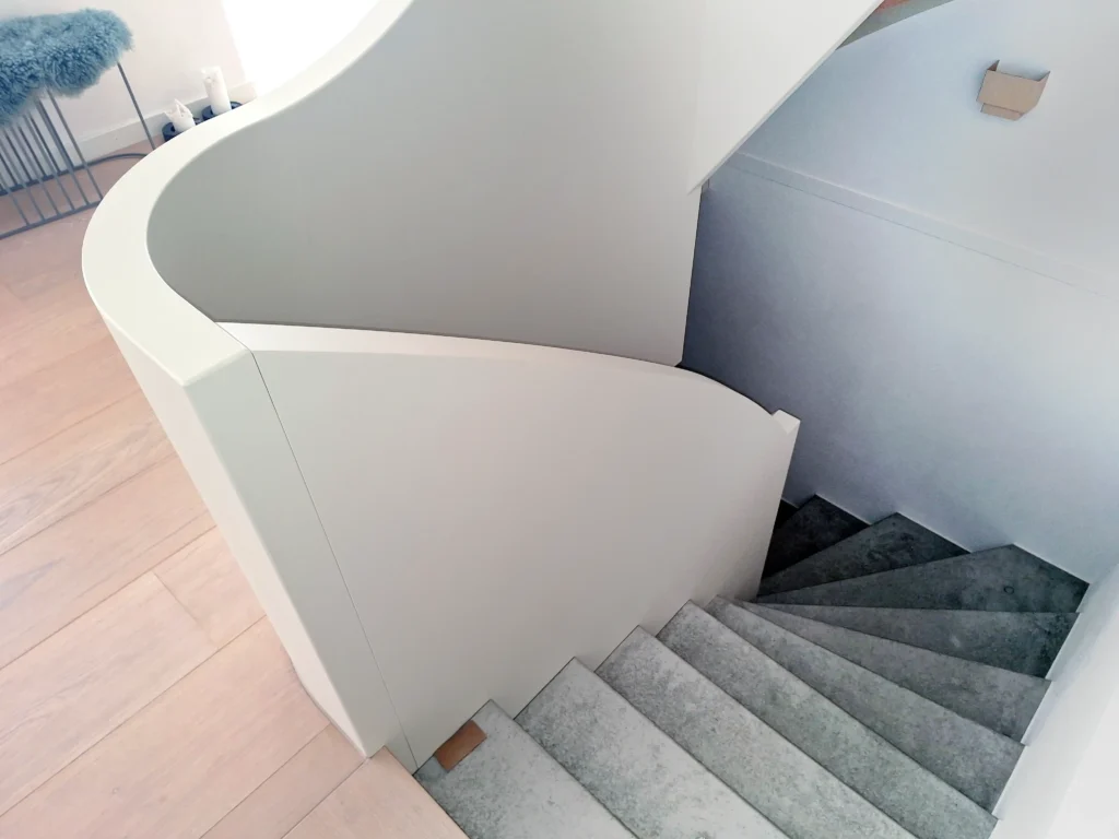 Geschwungene, eingestemmte Treppe