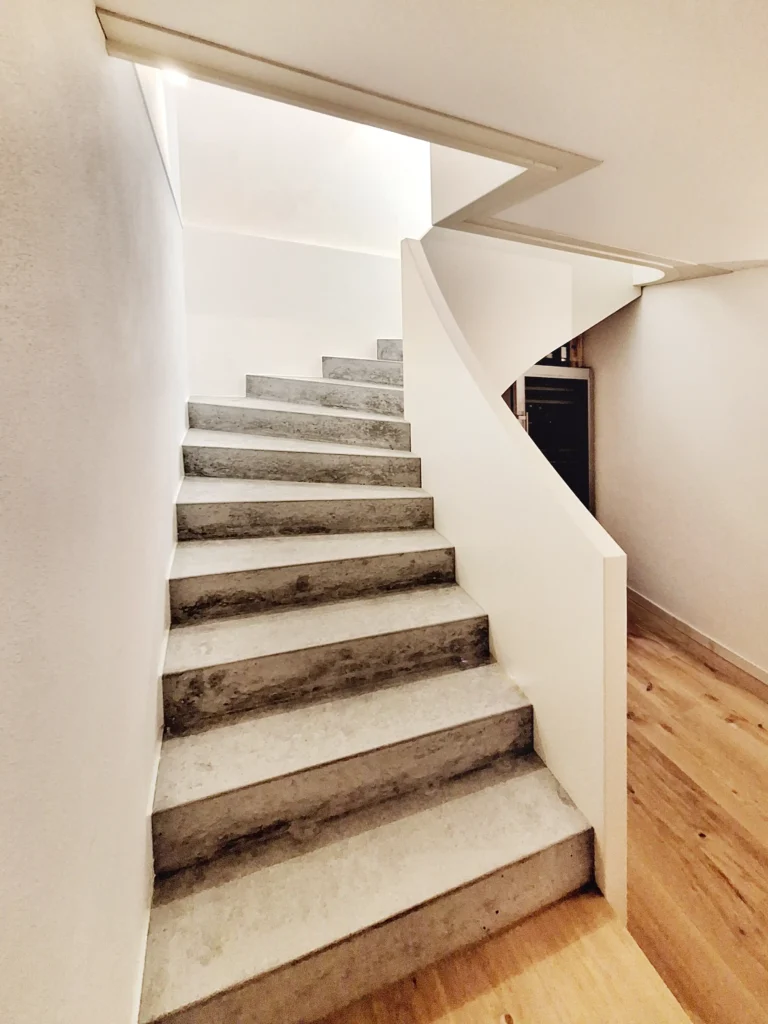 Geschwungene, eingestemmte Treppe