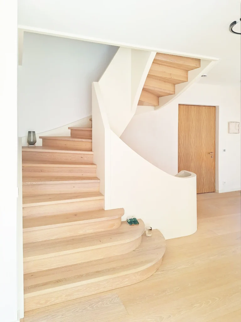 Geschwungene, eingestemmte Treppe