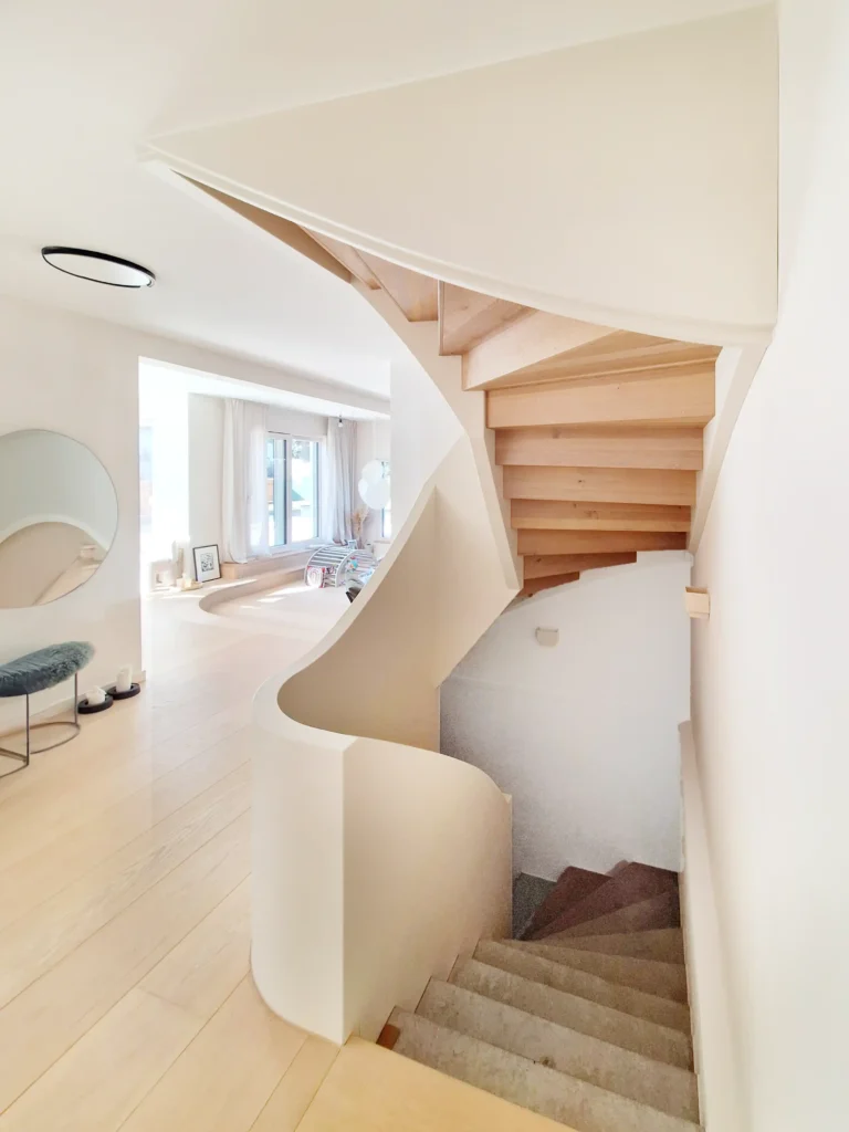 Geschwungene, eingestemmte Treppe