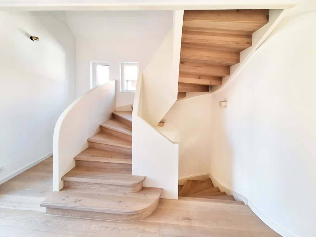 Geschwungene, eingestemmte Treppe